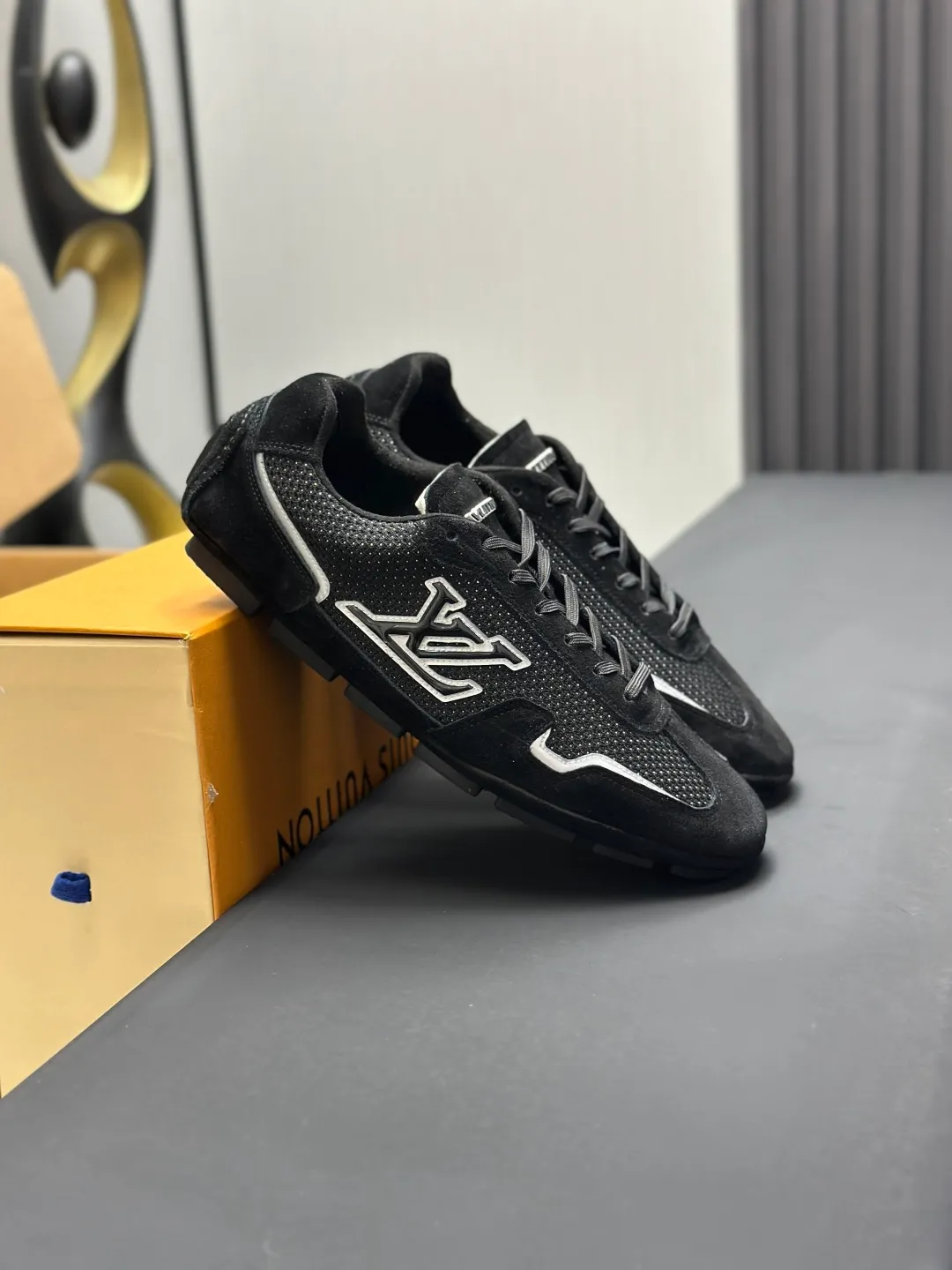 👟👟Ex-factory price 680👟👟 (Top version fully packaged) LV Louis Vuitton L Family Donkey Brand Latest Rally Series Mesh Casual Sports Shoes Doudou Shoes Original purchase, development and production This LV Rally sports shoe is made of suede cow leather and mesh fabric, and a rubber pad outsole is incorporated into the driving shoe configuration, making it a modern choice that is both comfortable and light. The LV letters on the side, the handwritten Louis Vuitton logo on the rear, and the Vuitton logo on the tongue and outsole jointly brand the brand mark. Exquisite packaging at the delivery counter🛍📦 ▪️Fabric: Original customized imported mesh + cowhide ▪️Inner lining: Original customized breathable mesh lining ▪️Outsole: Original molded anti-slip rubber material ▪️Sole thickness: 2CM ▪️Size: Men's 39-45